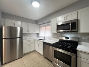 2409 W Jarvis Ave in Chicago, IL - Building Photo - Building Photo