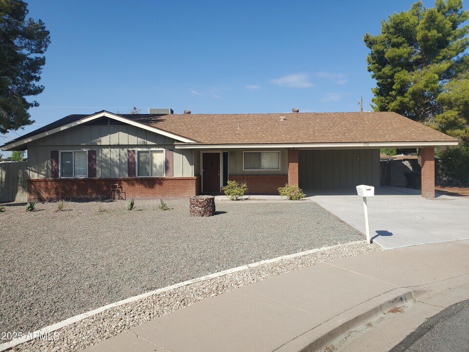 2512 E Golden St in Mesa, AZ - Foto de edificio