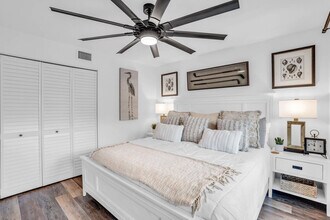 580 Neapolitan Way in Naples, FL - Building Photo - Building Photo