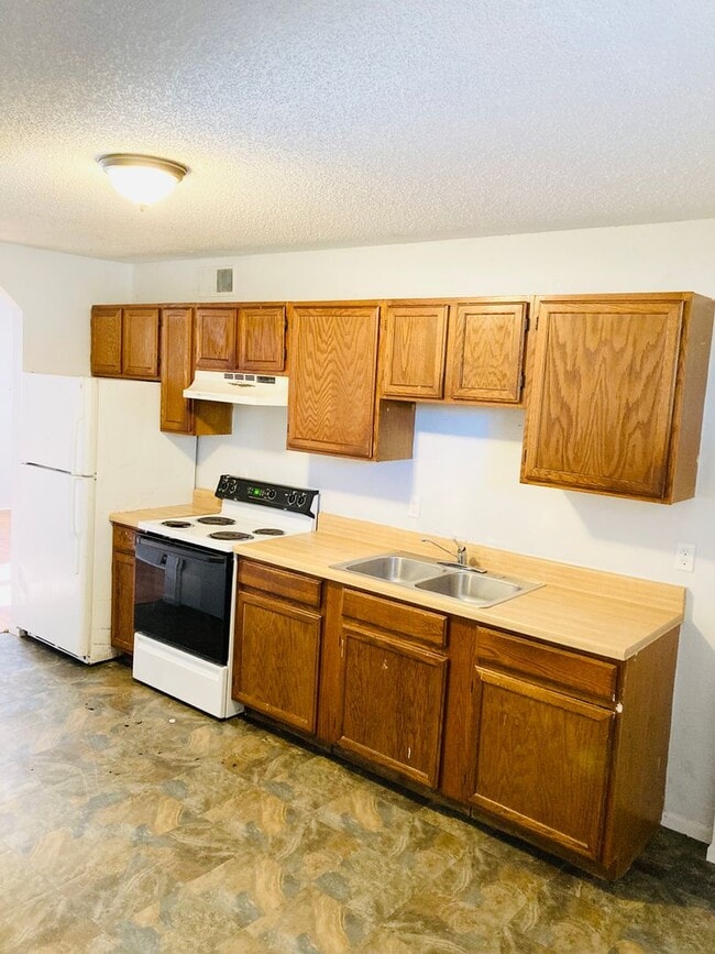 810 W 11th St in Junction City, KS - Building Photo - Building Photo