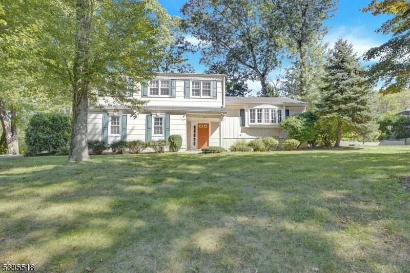 42 Stonewyck Rd in Chatham Township, NJ - Building Photo