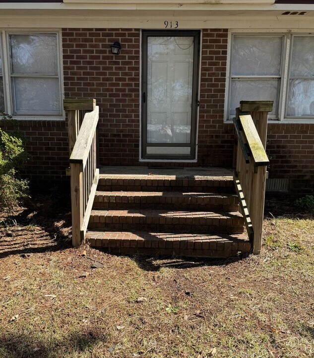 913 S Kates Ln in Nashville, NC - Building Photo