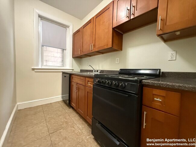 33 Lancaster Ter, Unit 107 in Brookline, MA - Foto de edificio - Building Photo