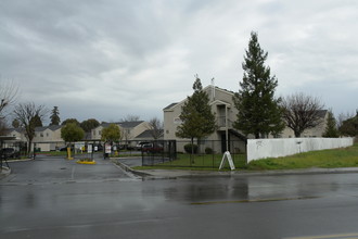 Sunrise Terrace Apartments in Madera, CA - Building Photo - Building Photo