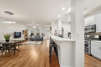 2721 Kinney Oaks Ct in Austin, TX - Building Photo - Building Photo