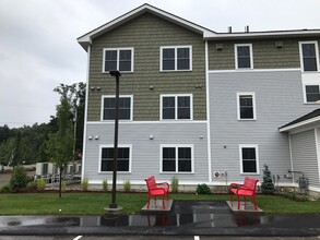 52 E Ridge Dr in Milford, NH - Foto de edificio - Building Photo