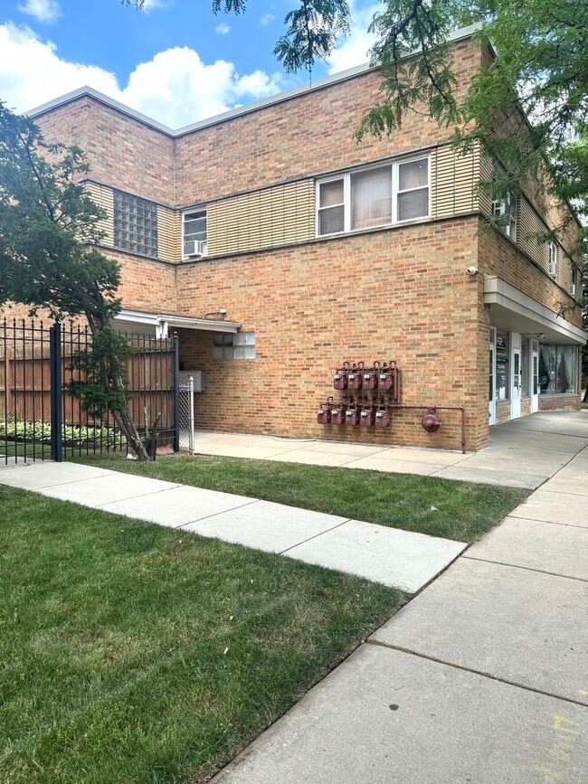 property at 5716 W Lawrence Ave