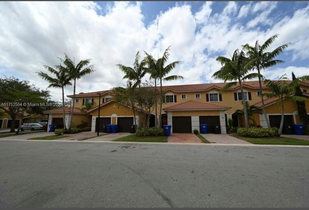 1725 SW 81st Way in North Lauderdale, FL - Foto de edificio