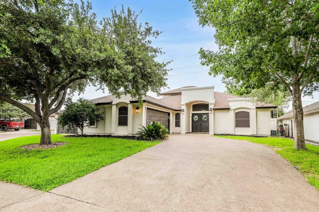 8741 Jerry Loop in Laredo, TX - Building Photo