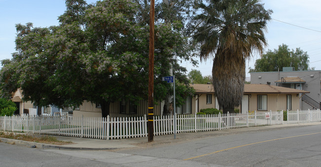 237 E Peck St in Lake Elsinore, CA - Foto de edificio - Building Photo