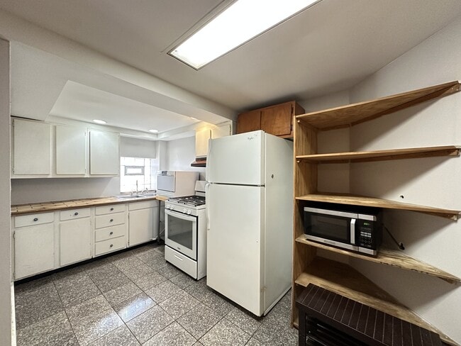 2341 N Leavitt St, Unit CH in Chicago, IL - Foto de edificio - Building Photo