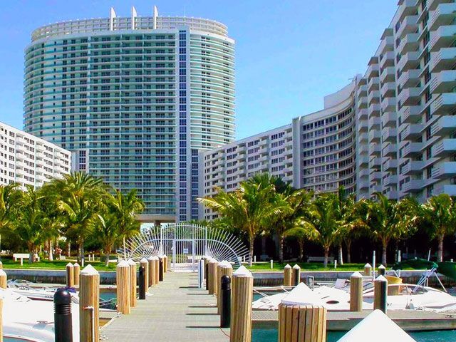 1500 Bay Rd, Unit 1040S in Miami Beach, FL - Building Photo