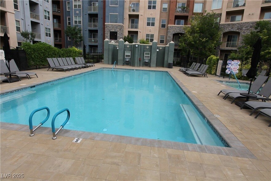 26 E Serene Ave, Unit 108 in Las Vegas, NV - Foto de edificio