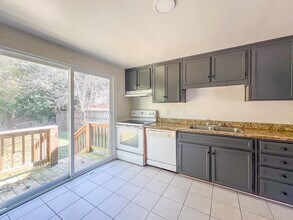 5 Fox Hill Dr in Kilmarnock, VA - Foto de edificio - Building Photo