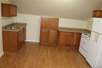 539 Howe Ave in Shelton, CT - Building Photo - Building Photo