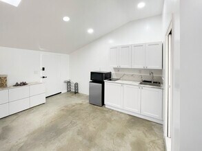 7302 Zelzah Ave in Los Angeles, CA - Building Photo - Building Photo
