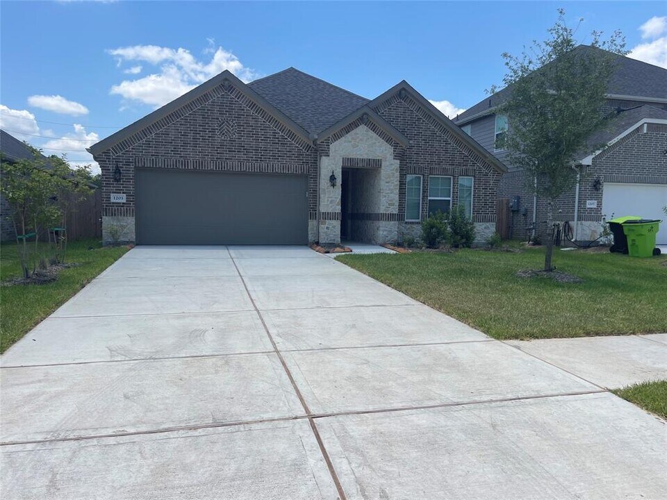 1203 Muscadine Hollow Ln in Richmond, TX - Building Photo