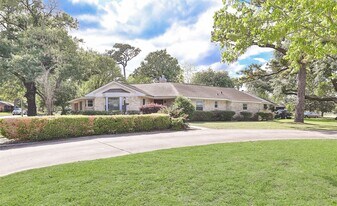 2303 W T C Jester Blvd in Houston, TX - Building Photo