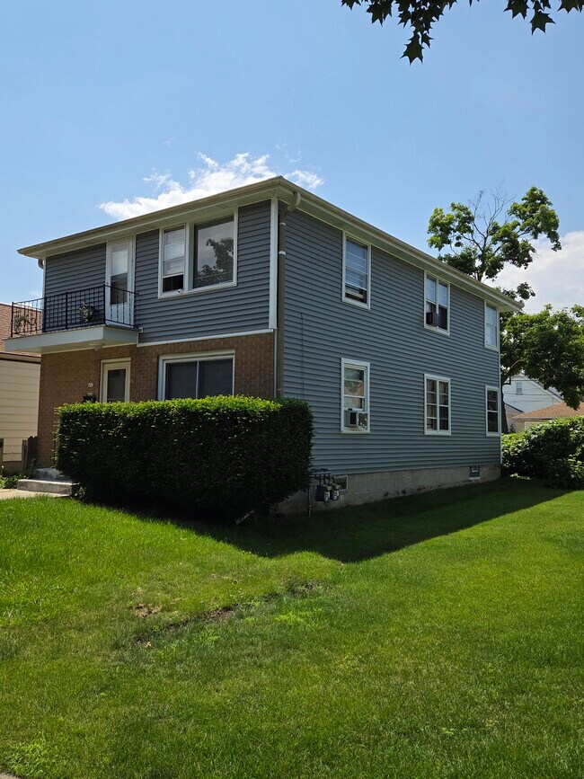 453 S 72nd St, Unit upper in Milwaukee, WI - Building Photo - Building Photo