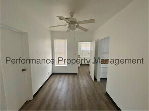 604 Woodrow Ave in Bakersfield, CA - Foto de edificio - Building Photo