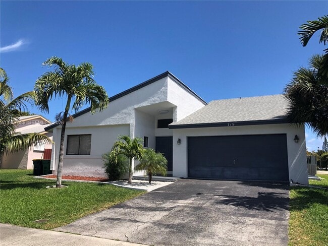 719 SE 3rd Ave in Dania Beach, FL - Building Photo - Building Photo