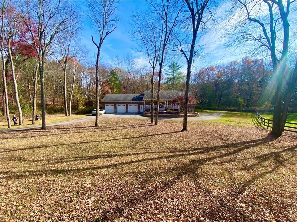 100 Fallkill Rd in Hyde Park, NY - Building Photo