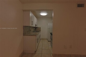 7230 Fairway Dr in Hialeah, FL - Building Photo - Building Photo