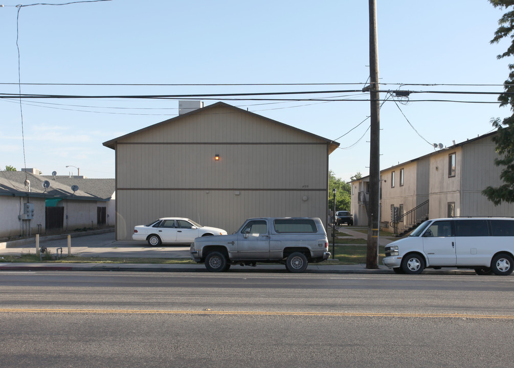 200 N Smith Ave in Dinuba, CA - Foto de edificio