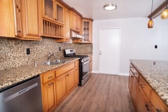 10019 Balboa Blvd in Los Angeles, CA - Building Photo - Building Photo