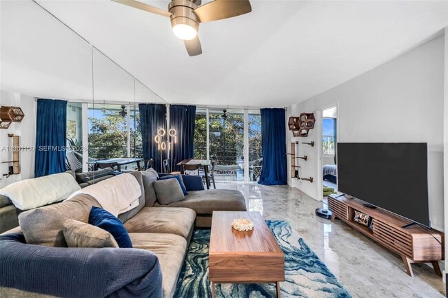 120 Royal Pk Dr in Oakland Park, FL - Foto de edificio - Building Photo