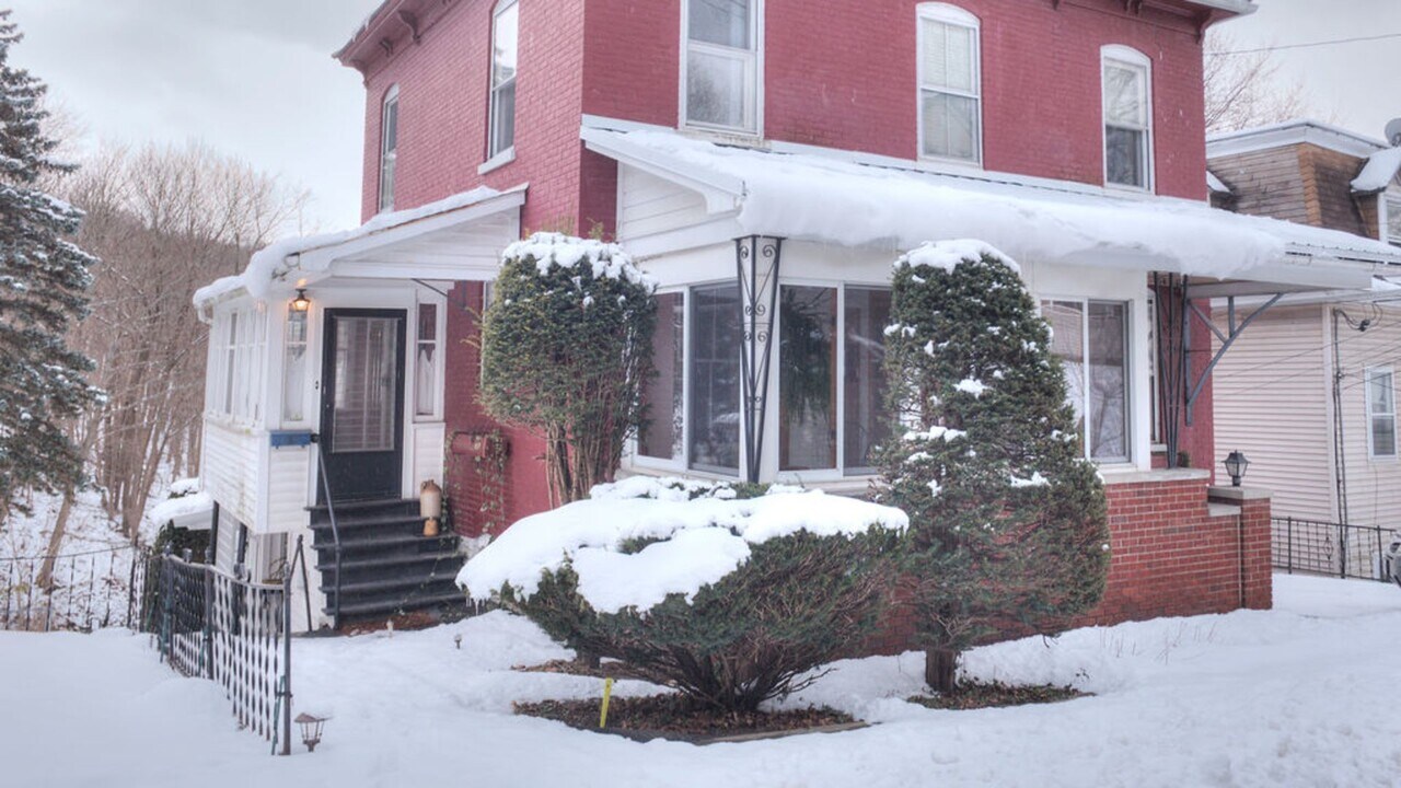 132 E Quincy St in North Adams, MA - Building Photo