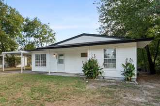 3003 Williams Dr in Corsicana, TX - Building Photo - Building Photo