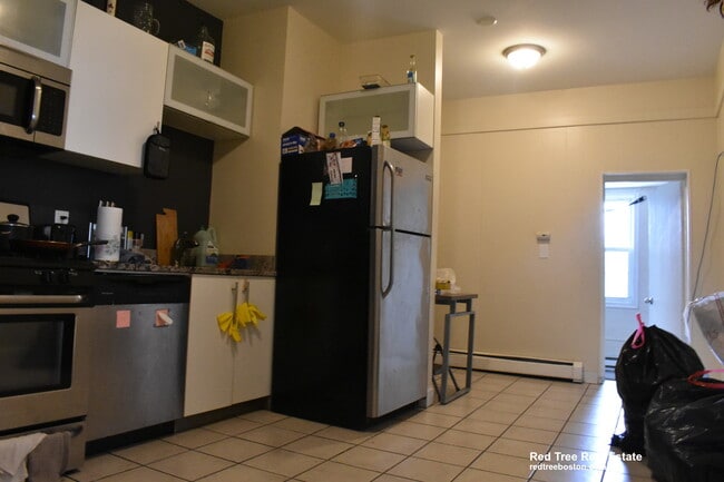 114 Everett St, Unit 3 in Boston, MA - Foto de edificio - Building Photo