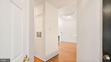 13058 Autumn Woods Way-Unit -306 in Fairfax, VA - Foto de edificio - Building Photo