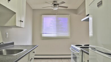 Camelia Court in Edmonton, AB - Building Photo - Building Photo