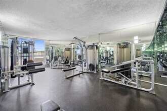 6767 Collins Ave, Unit 1709 in Miami, FL - Building Photo - Building Photo