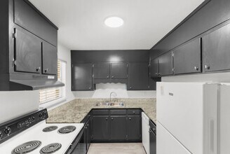 Hillside Manor in Birmingham, AL - Building Photo - Interior Photo