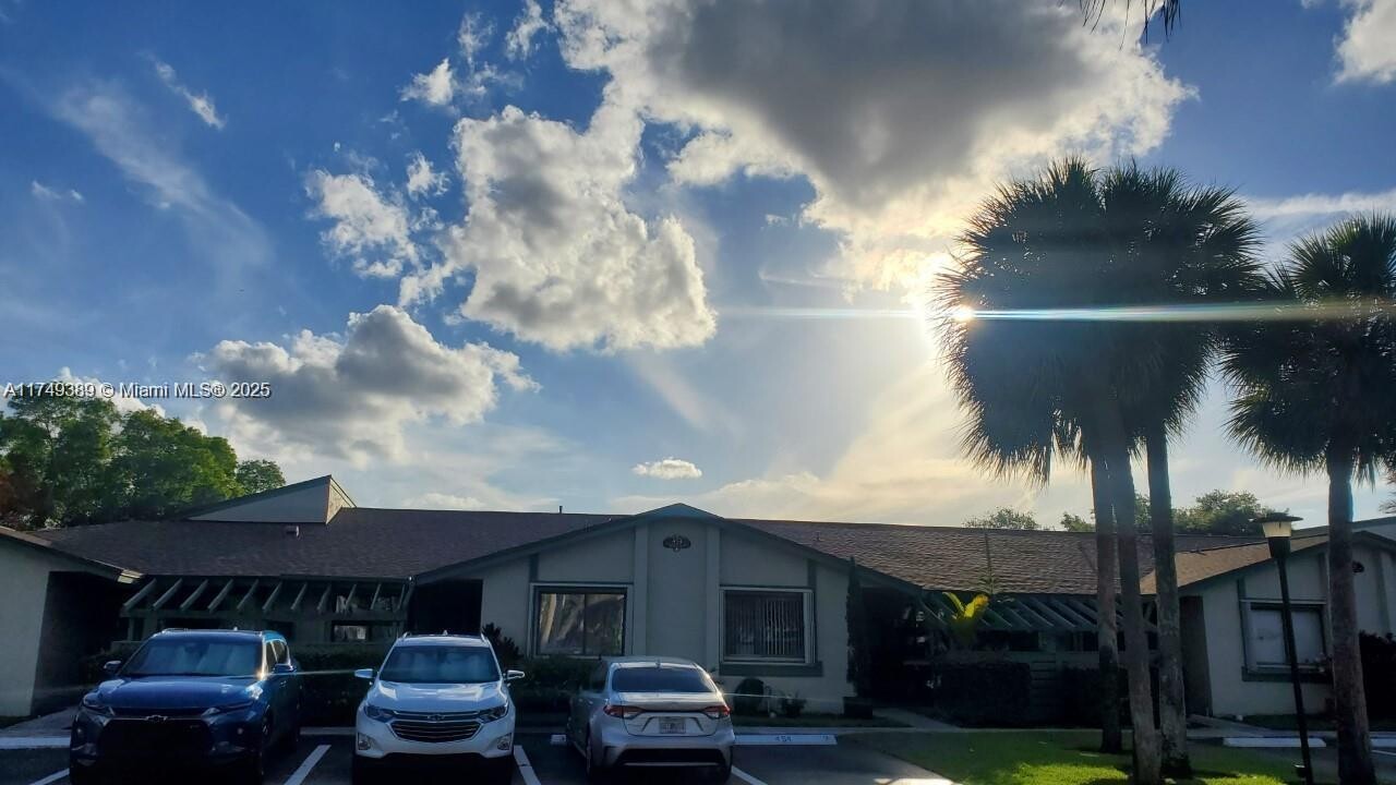 454 Lakeview Dr in Weston, FL - Building Photo