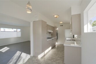 975 E Camino Parocela in Palm Springs, CA - Building Photo - Building Photo