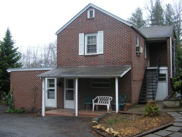 102 Hill St in North Wilkesboro, NC - Building Photo