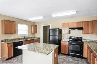 5768 N Peppereel Way in McCordsville, IN - Foto de edificio - Building Photo