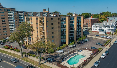 295 Lynn Shore Dr, Unit 105 in Lynn, MA - Building Photo - Building Photo