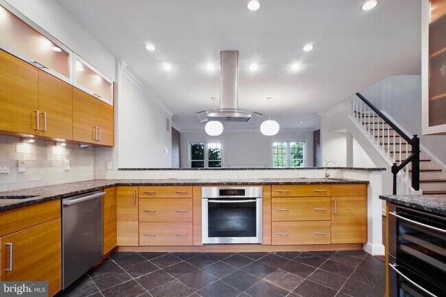 3725 Winfield Lane Northwest in Washington, DC - Foto de edificio - Building Photo