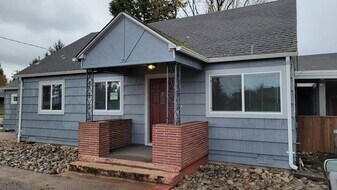 2220 5th St in Springfield, OR - Building Photo