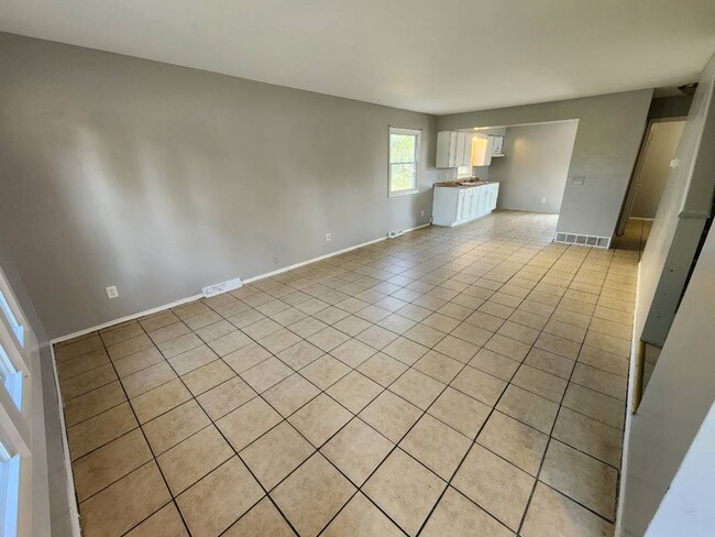 10405 W Daphne St-Unit -10405 in Milwaukee, WI - Building Photo - Building Photo