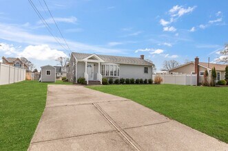 7 Whiting Rd in East Quogue, NY - Building Photo - Building Photo
