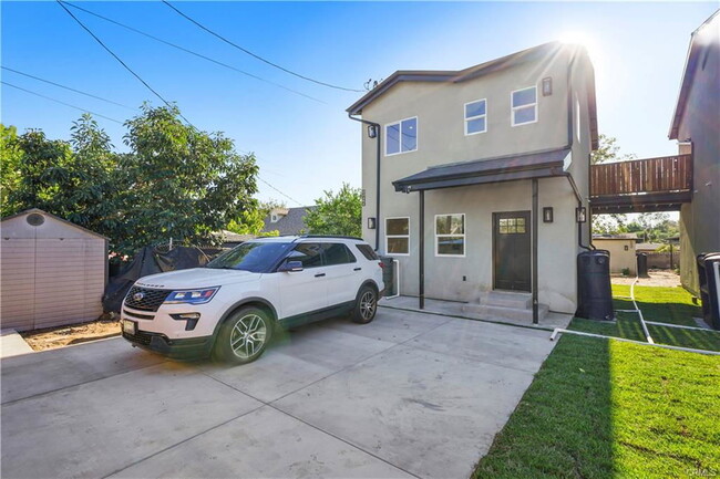 11531 Dronfield Ave in Los Angeles, CA - Building Photo - Building Photo