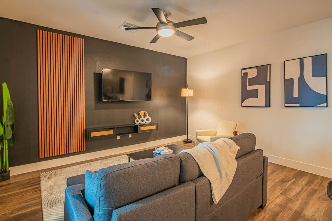 15501 N Dial Blvd in Scottsdale, AZ - Building Photo