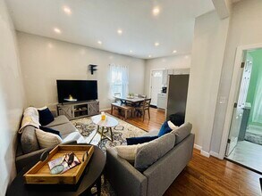 28 Wabon St, Unit 2 in Boston, MA - Foto de edificio - Building Photo