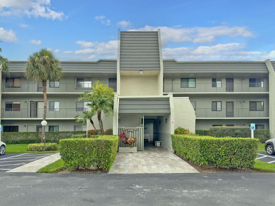 4100 Tivoli Ct in Greenacres, FL - Building Photo